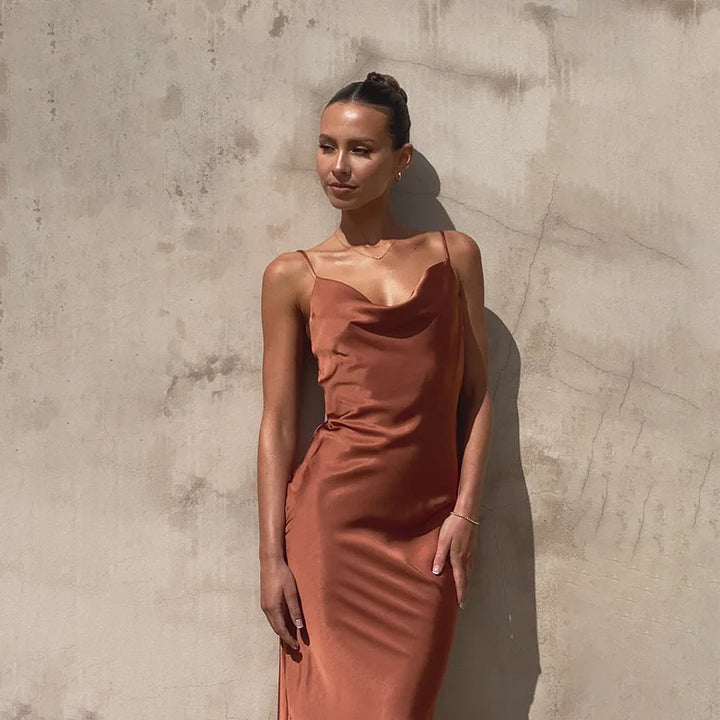Klara™ | Satin Maxi Kjole med Cowl Neck
