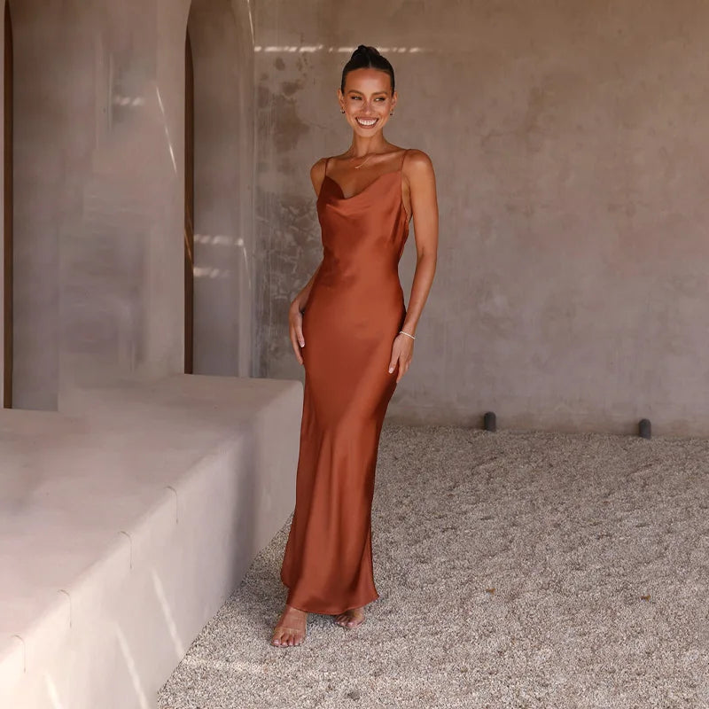 Klara™ | Satin Maxi Kjole med Cowl Neck